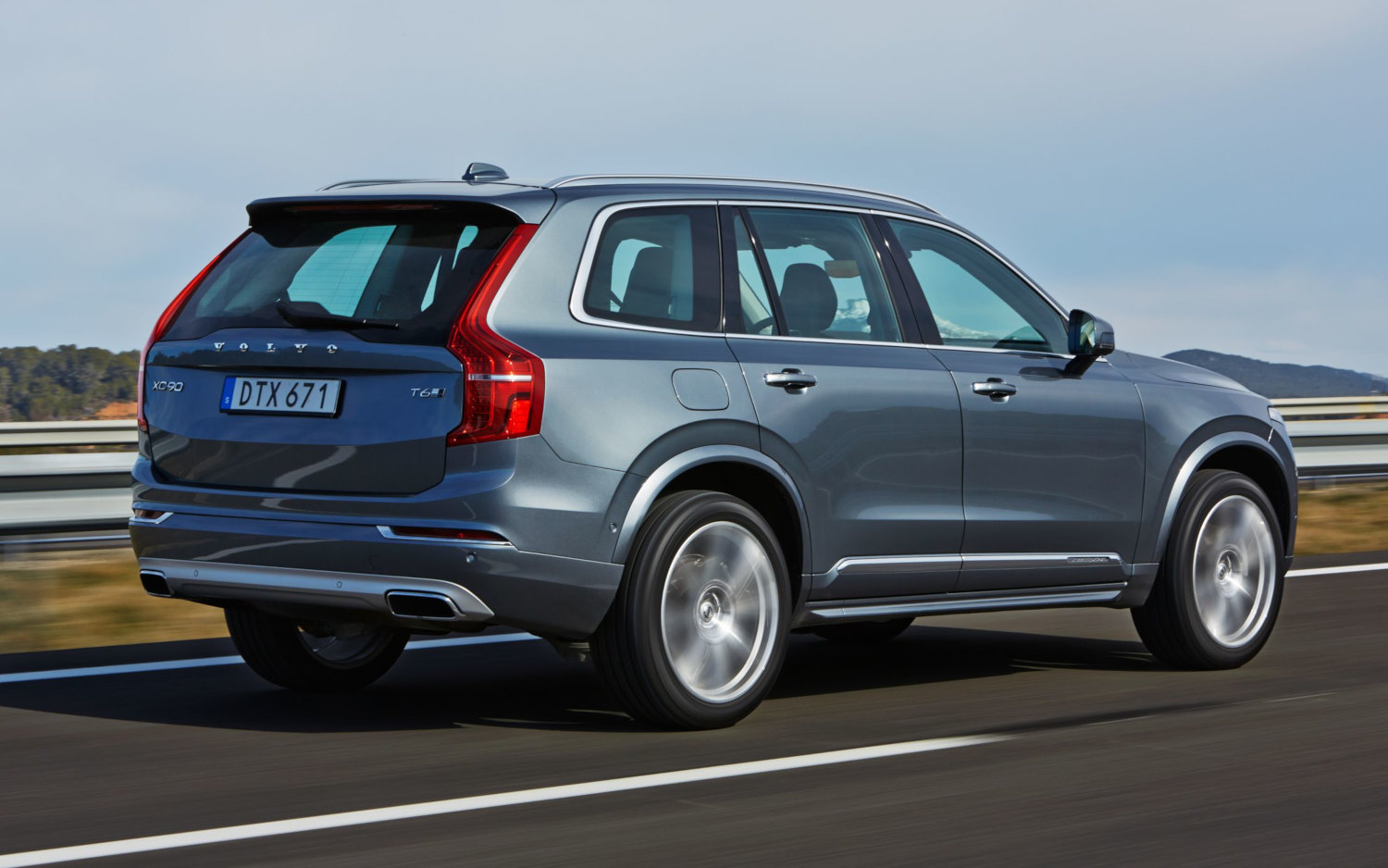 Comparison - Toyota Highlander XLE 2019 - vs - Volvo XC90 T6 Momentum ...